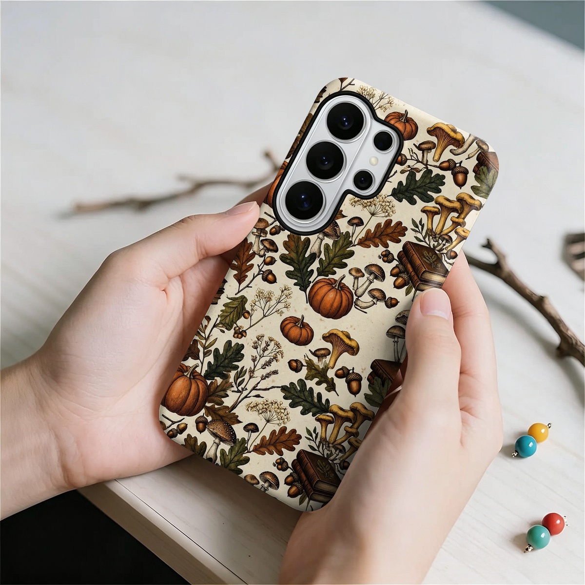 秋のきのことカボチャの柄が描かれた、Samsung Gala - Samsung Galaxy S24 のレビューと価格
